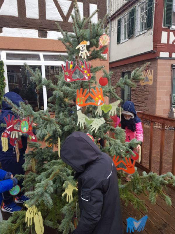 Weihnachtsbaumschmücken der Klassen 1 bis 4